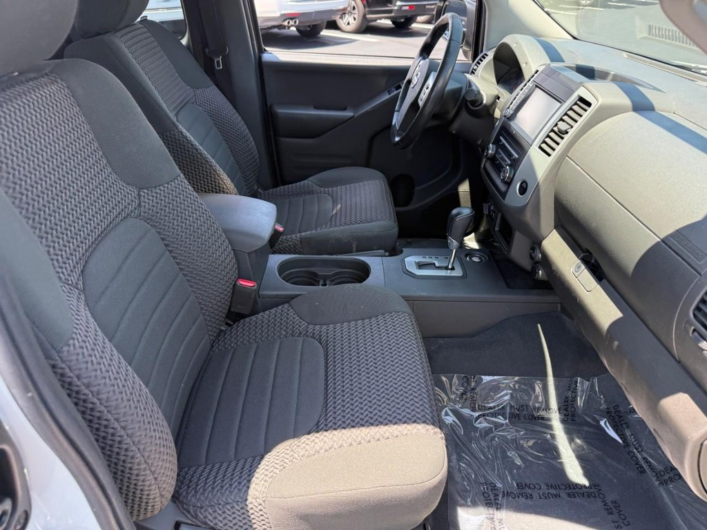 Nissan Frontier Vehicle Full-screen Gallery Image 12
