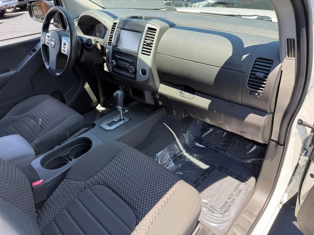 Nissan Frontier Vehicle Full-screen Gallery Image 13