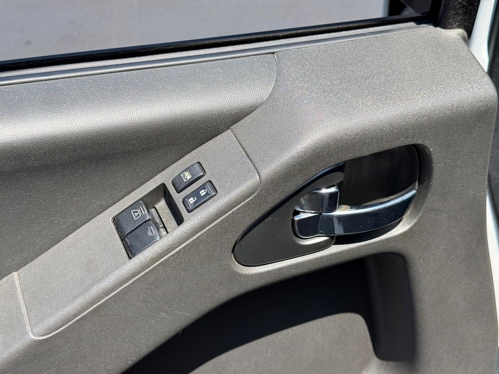 Nissan Frontier Vehicle Full-screen Gallery Image 14