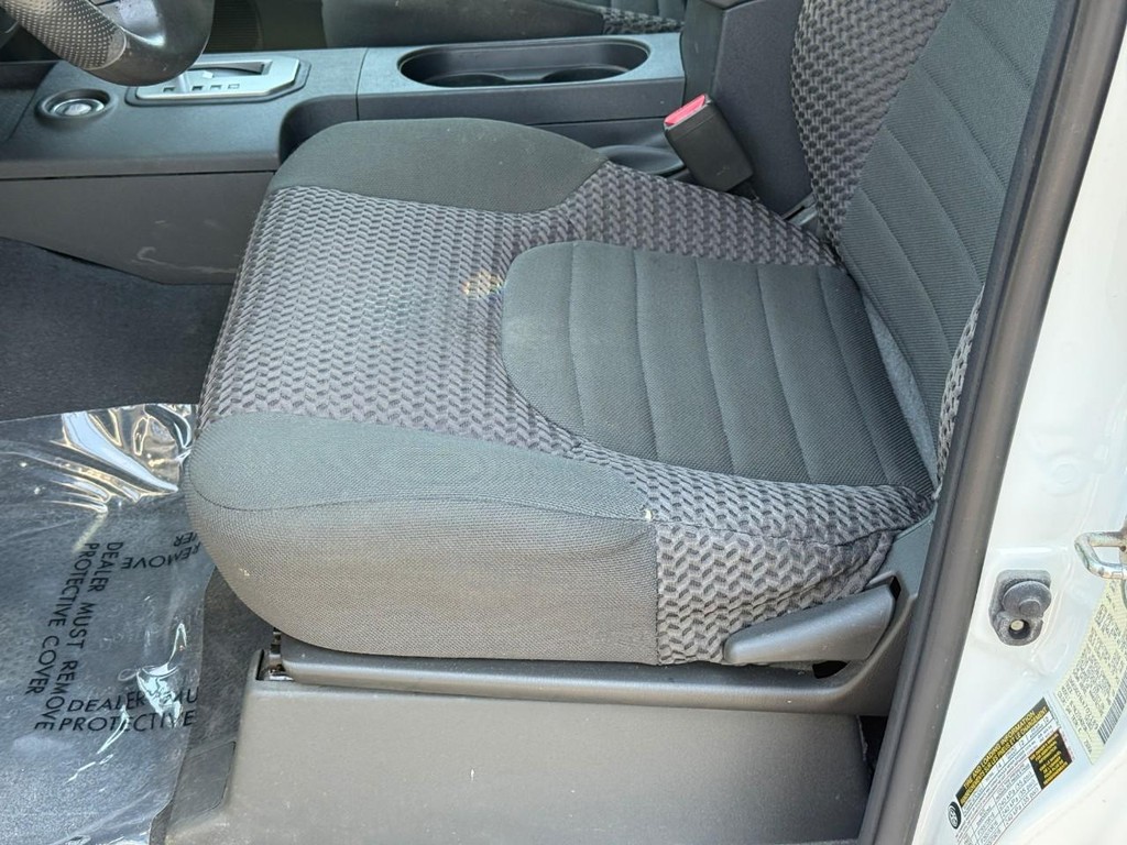 Nissan Frontier Vehicle Full-screen Gallery Image 15