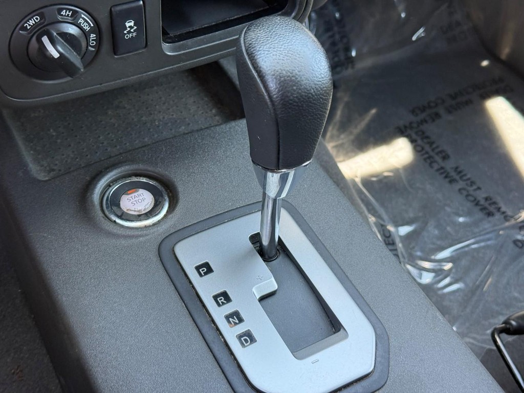 Nissan Frontier Vehicle Full-screen Gallery Image 16