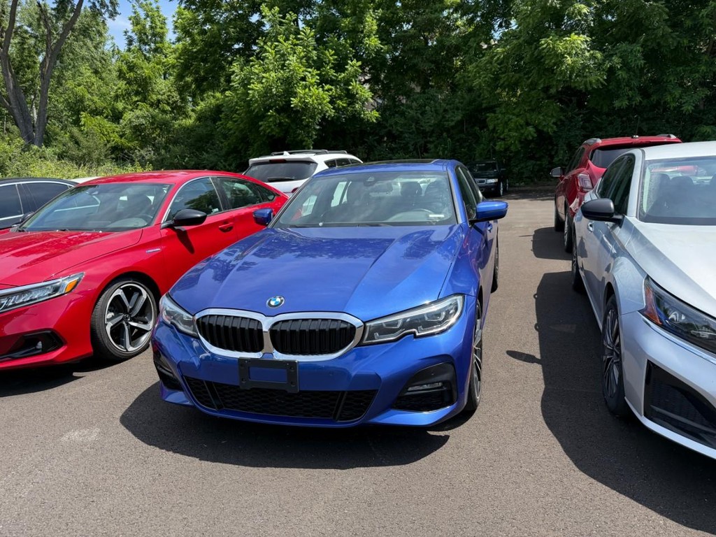 BMW 3 Series Vehicle Full-screen Gallery Image 03