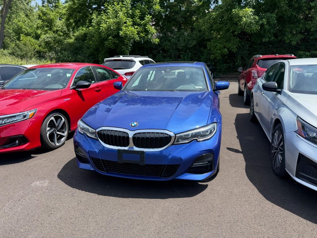 BMW 3 Series Vehicle Full-screen Gallery Image 04