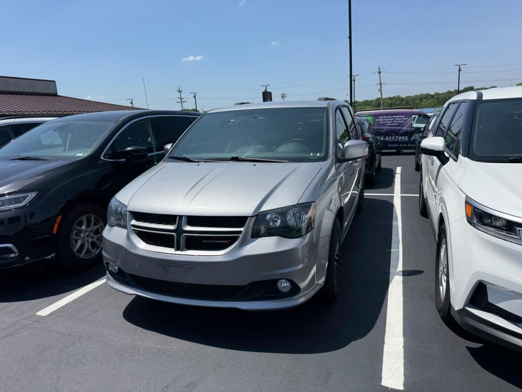 Dodge Grand Caravan Vehicle Full-screen Gallery Image 03
