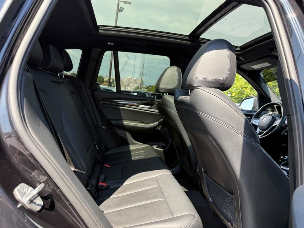 BMW X3 Vehicle Full-screen Gallery Image 11