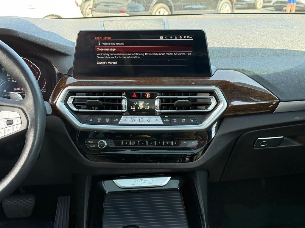 BMW X3 Vehicle Full-screen Gallery Image 14