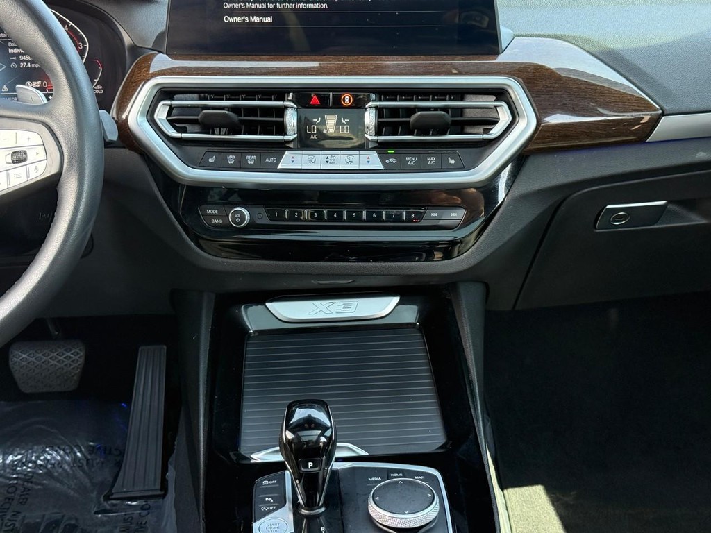 BMW X3 Vehicle Full-screen Gallery Image 15