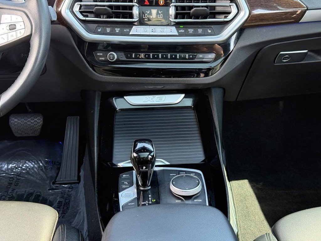 BMW X3 Vehicle Full-screen Gallery Image 16