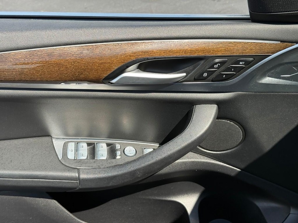 BMW X3 Vehicle Full-screen Gallery Image 17