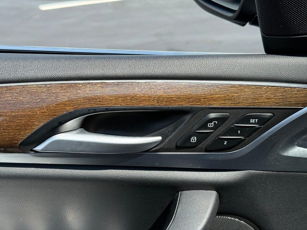 BMW X3 Vehicle Full-screen Gallery Image 18