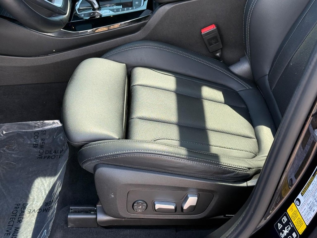 BMW X3 Vehicle Full-screen Gallery Image 19
