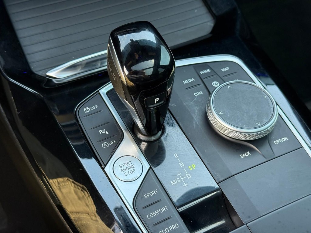 BMW X3 Vehicle Full-screen Gallery Image 23