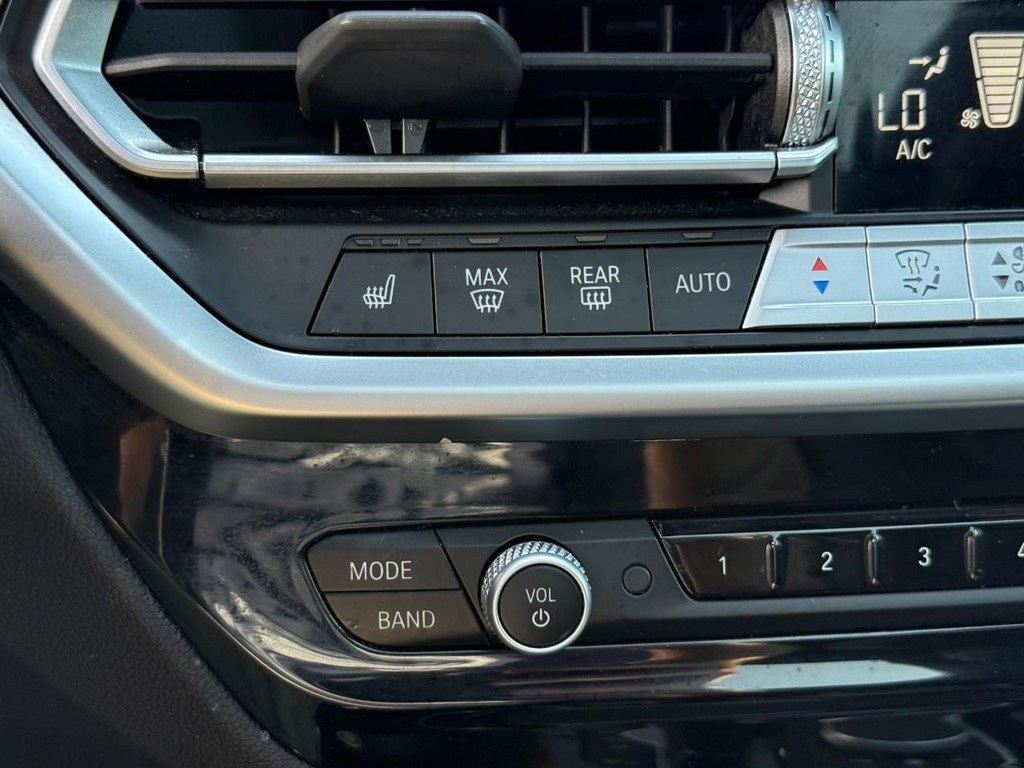 BMW X3 Vehicle Full-screen Gallery Image 24