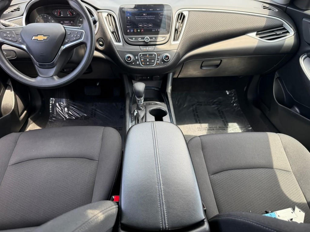 Chevrolet Malibu Vehicle Full-screen Gallery Image 11