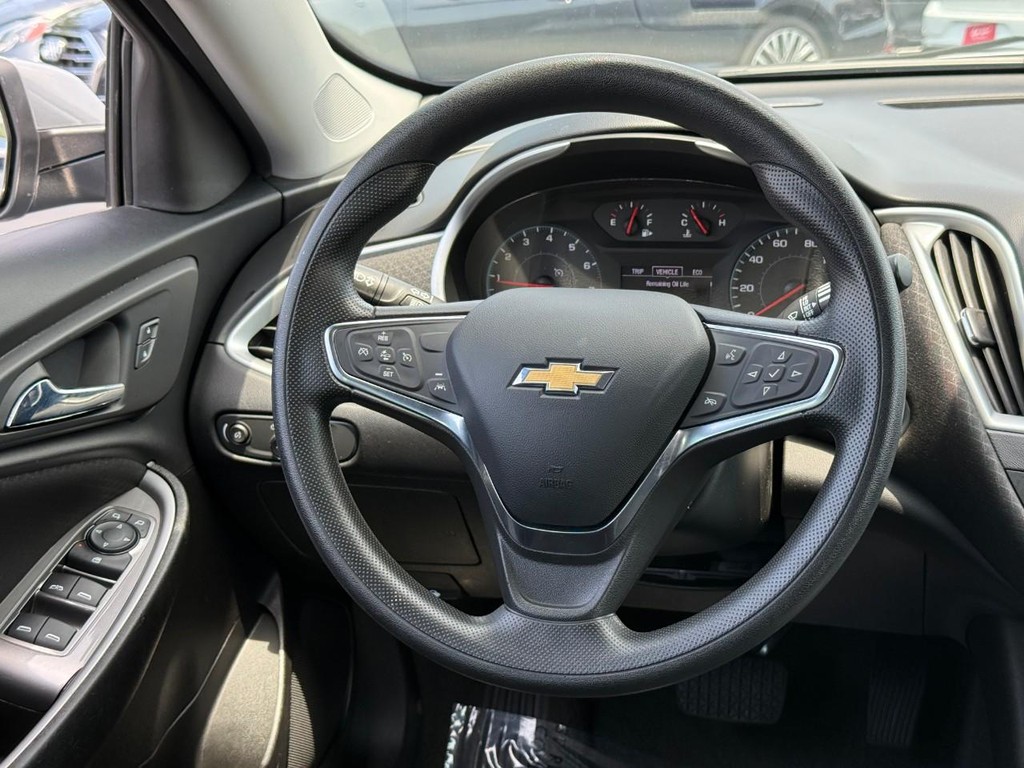 Chevrolet Malibu Vehicle Full-screen Gallery Image 12