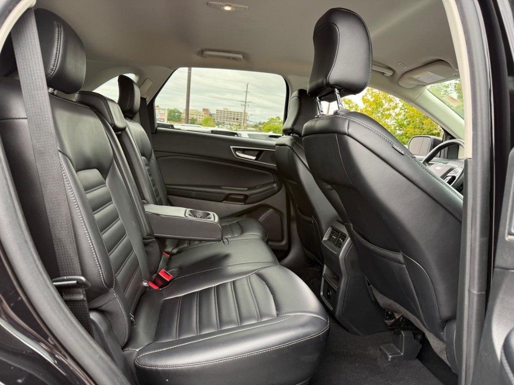 Ford Edge Vehicle Full-screen Gallery Image 11