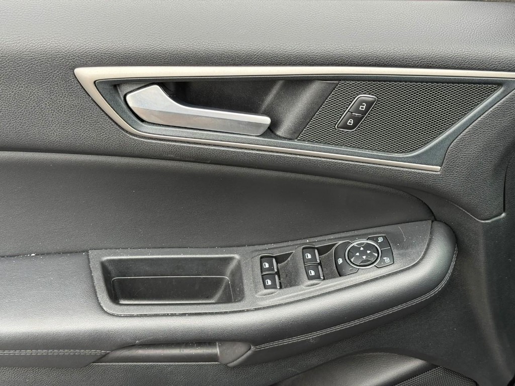Ford Edge Vehicle Full-screen Gallery Image 16