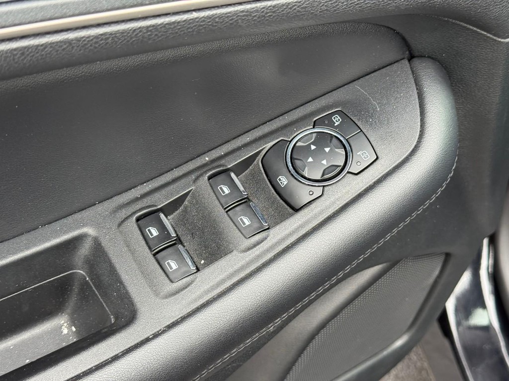 Ford Edge Vehicle Full-screen Gallery Image 17