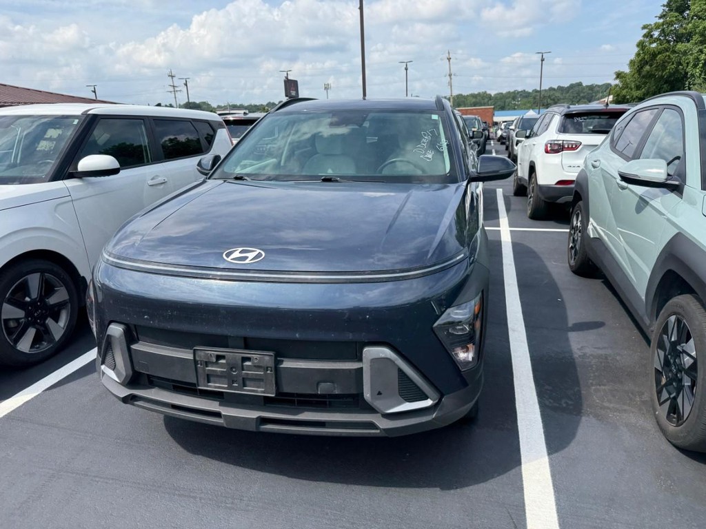 Hyundai Kona Vehicle Full-screen Gallery Image 04