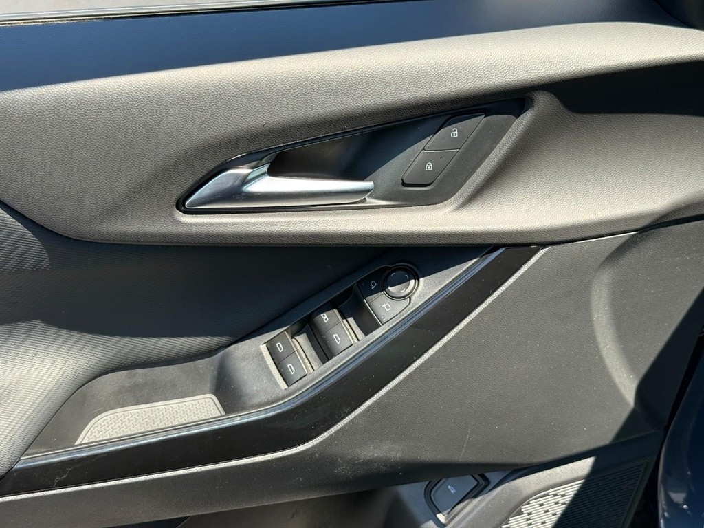 Chevrolet Equinox Vehicle Full-screen Gallery Image 16