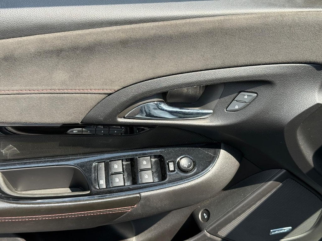 Chevrolet SS Vehicle Full-screen Gallery Image 15