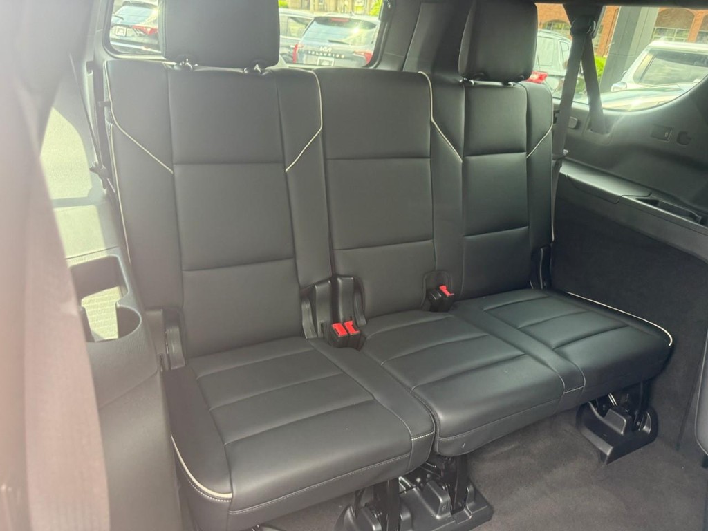 Cadillac Escalade ESV Vehicle Full-screen Gallery Image 10