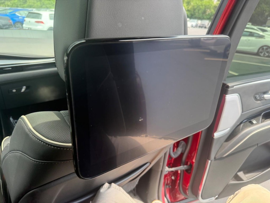 Cadillac Escalade ESV Vehicle Full-screen Gallery Image 15