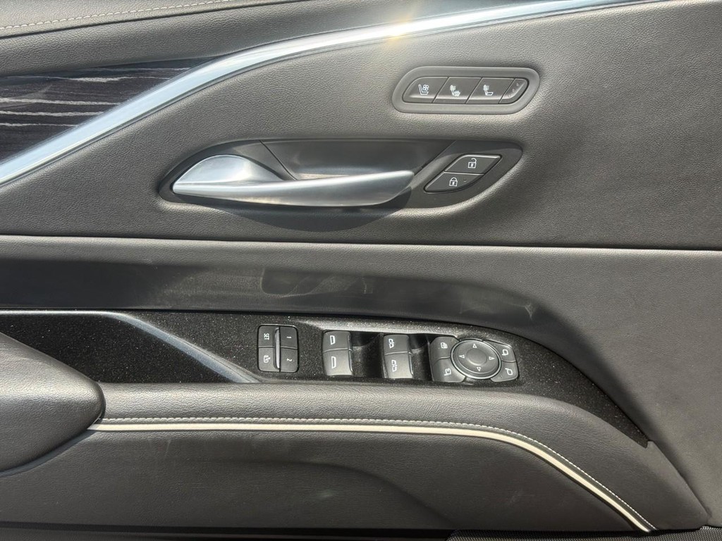 Cadillac Escalade ESV Vehicle Full-screen Gallery Image 16