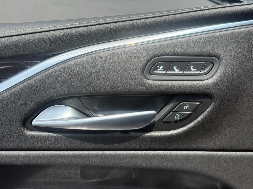 Cadillac Escalade ESV Vehicle Full-screen Gallery Image 17