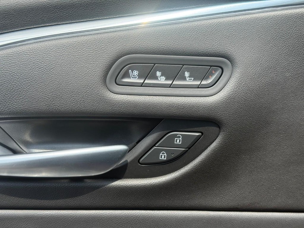 Cadillac Escalade ESV Vehicle Full-screen Gallery Image 18