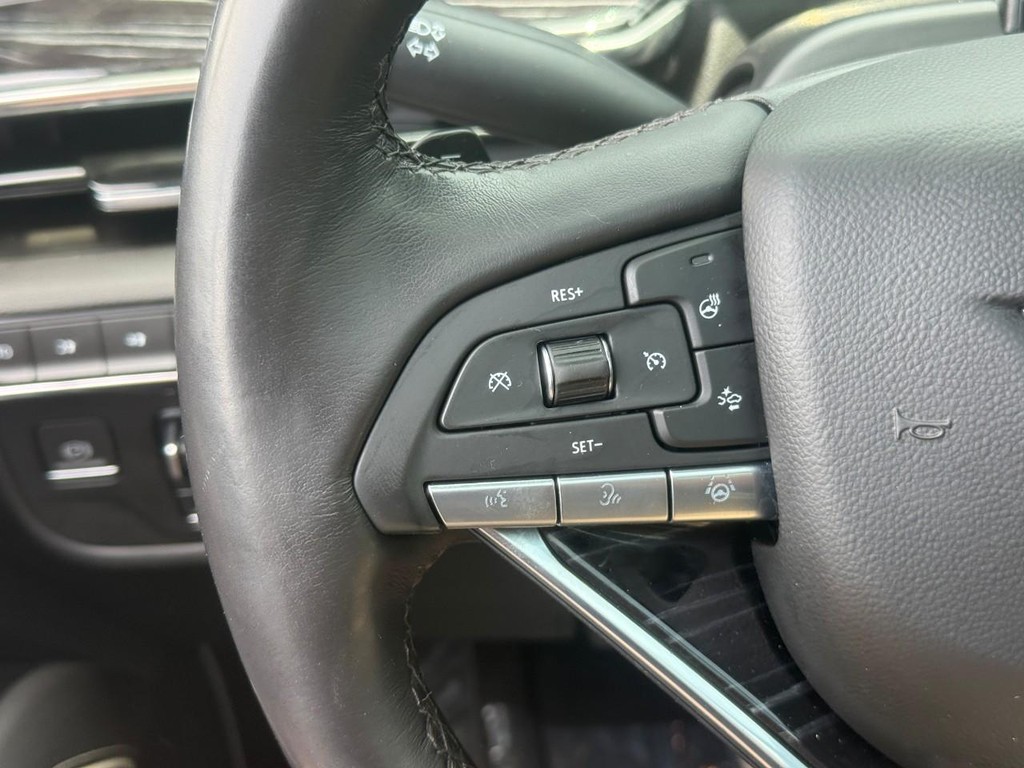 Cadillac Escalade ESV Vehicle Full-screen Gallery Image 21
