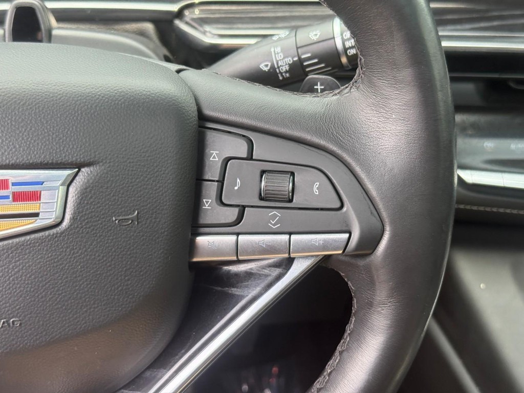 Cadillac Escalade ESV Vehicle Full-screen Gallery Image 22