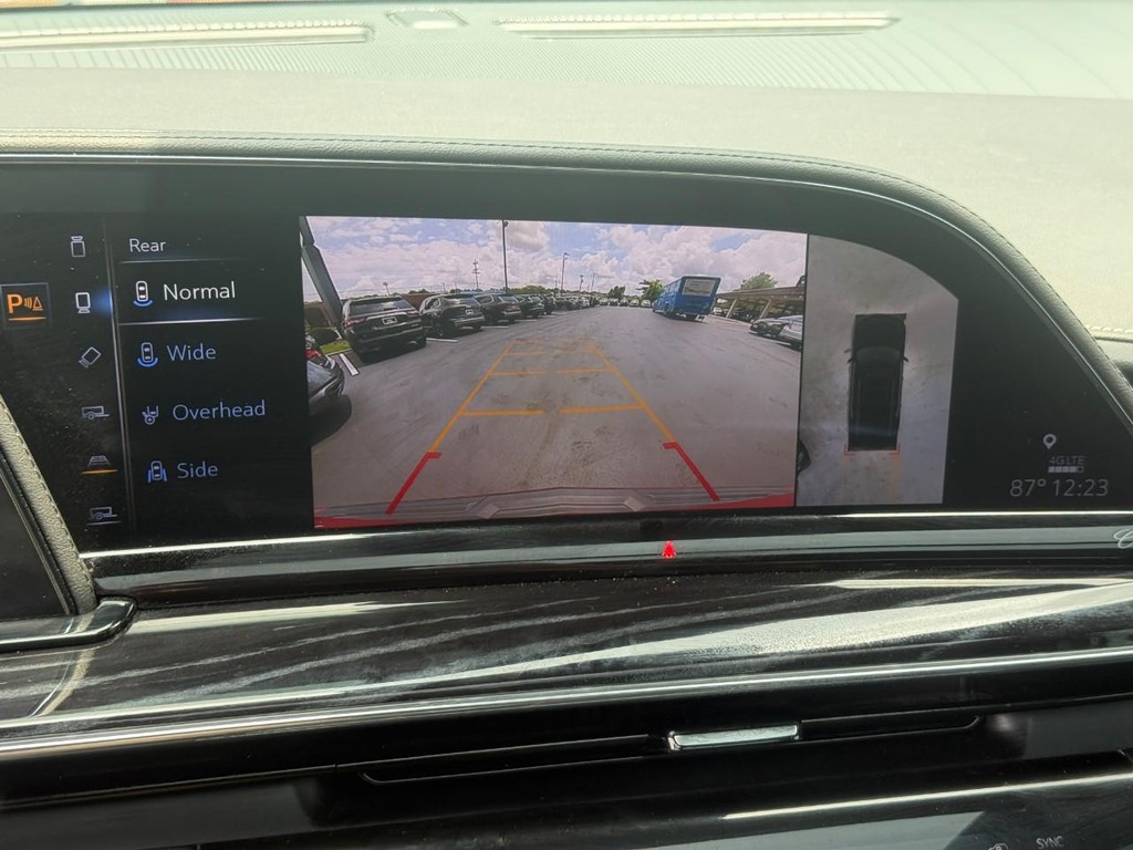Cadillac Escalade ESV Vehicle Full-screen Gallery Image 25