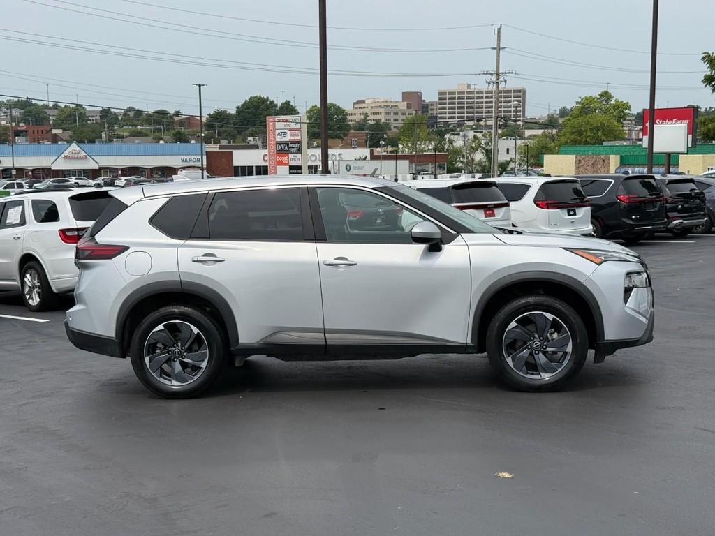 Nissan Rogue Vehicle Full-screen Gallery Image 02