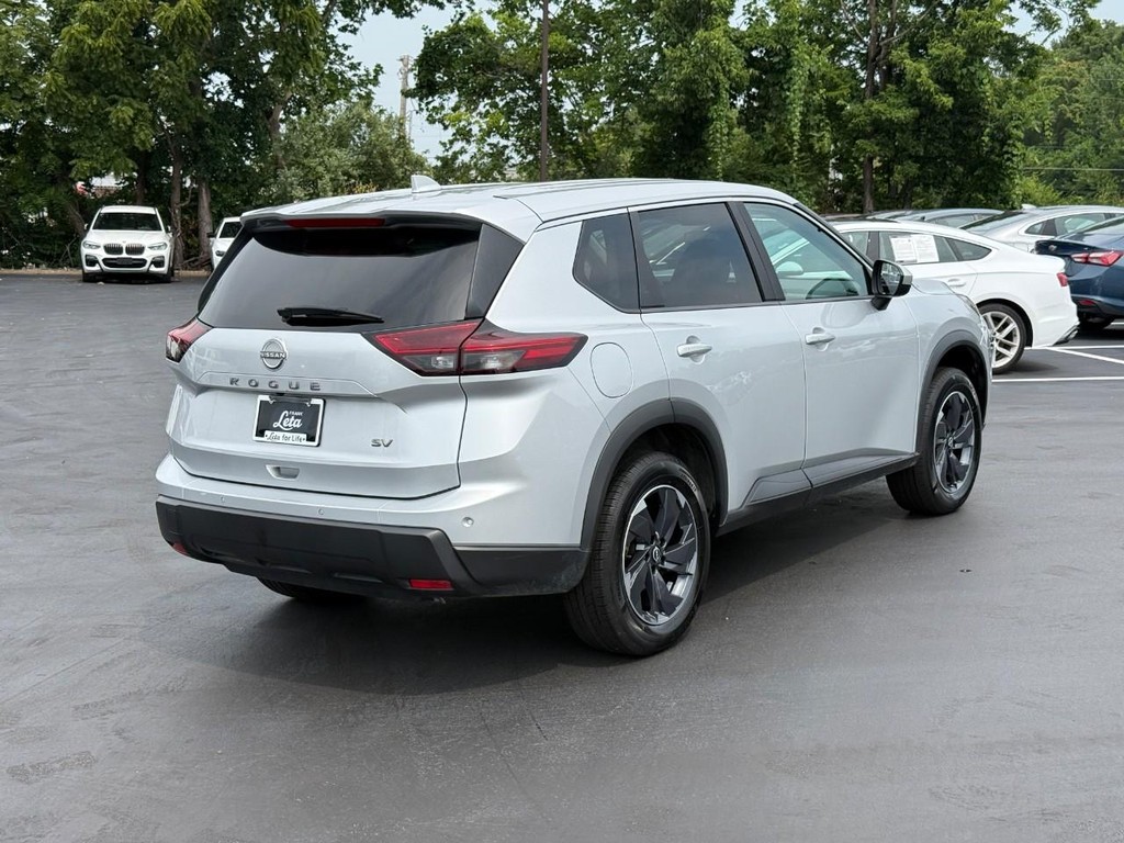 Nissan Rogue Vehicle Full-screen Gallery Image 03