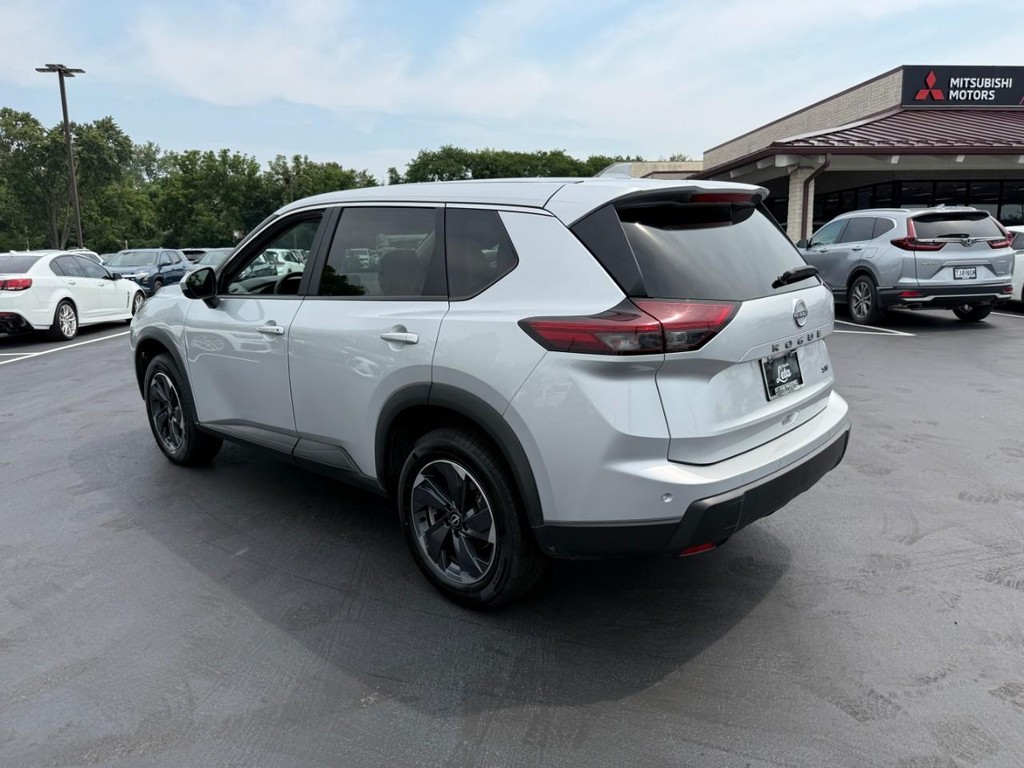 Nissan Rogue Vehicle Full-screen Gallery Image 04