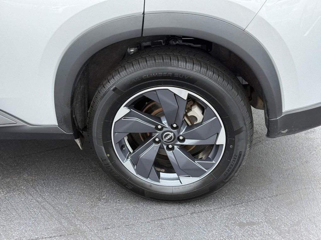 Nissan Rogue Vehicle Full-screen Gallery Image 05