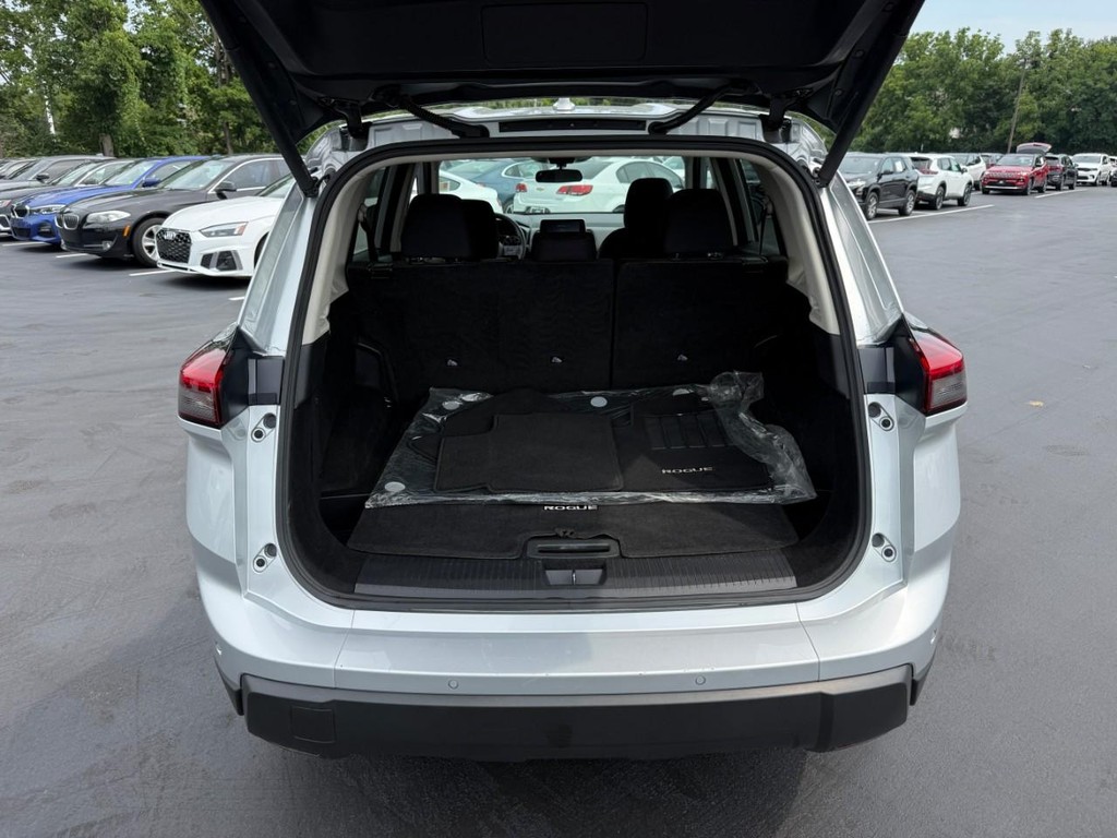 Nissan Rogue Vehicle Full-screen Gallery Image 07