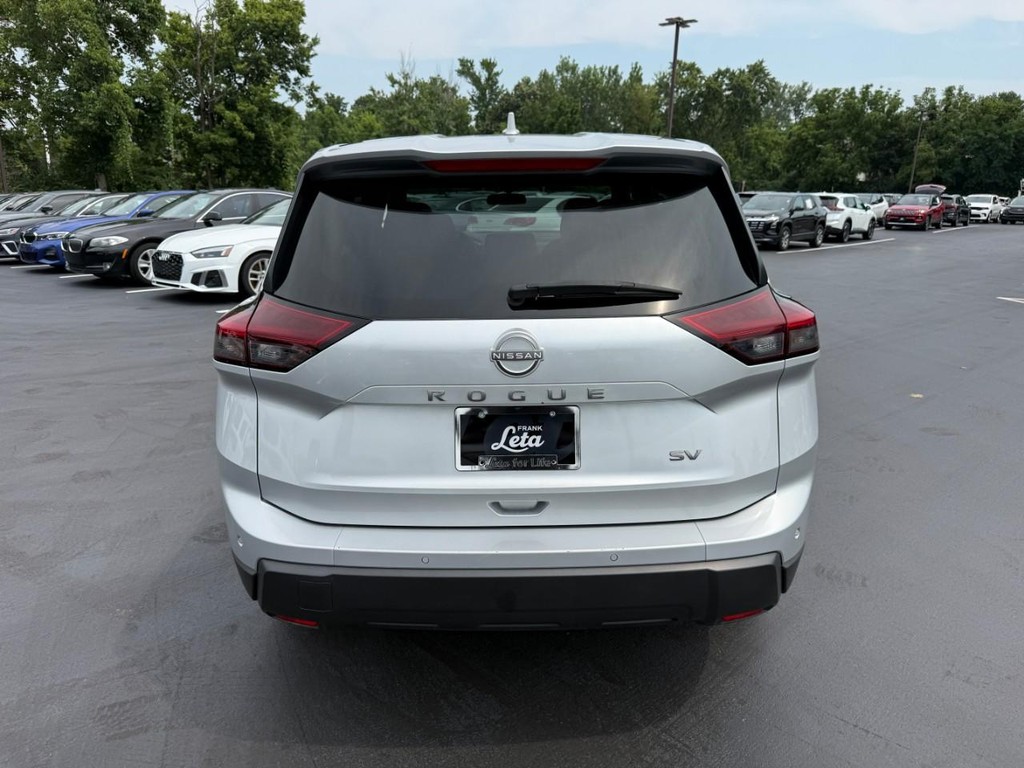 Nissan Rogue Vehicle Full-screen Gallery Image 08