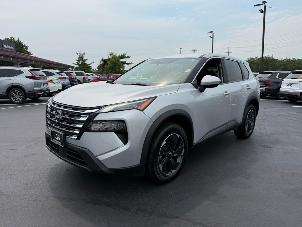 Nissan Rogue Vehicle Full-screen Gallery Image 09