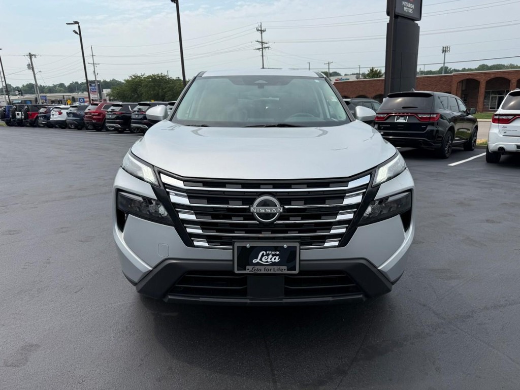 Nissan Rogue Vehicle Full-screen Gallery Image 10