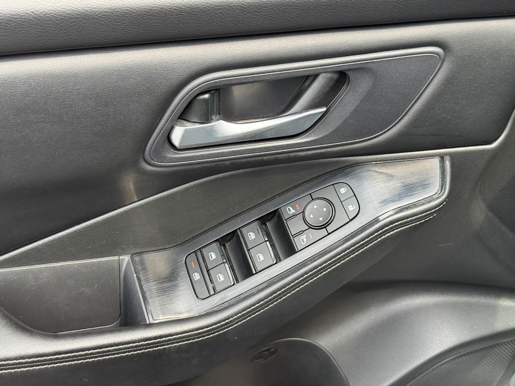 Nissan Rogue Vehicle Full-screen Gallery Image 15