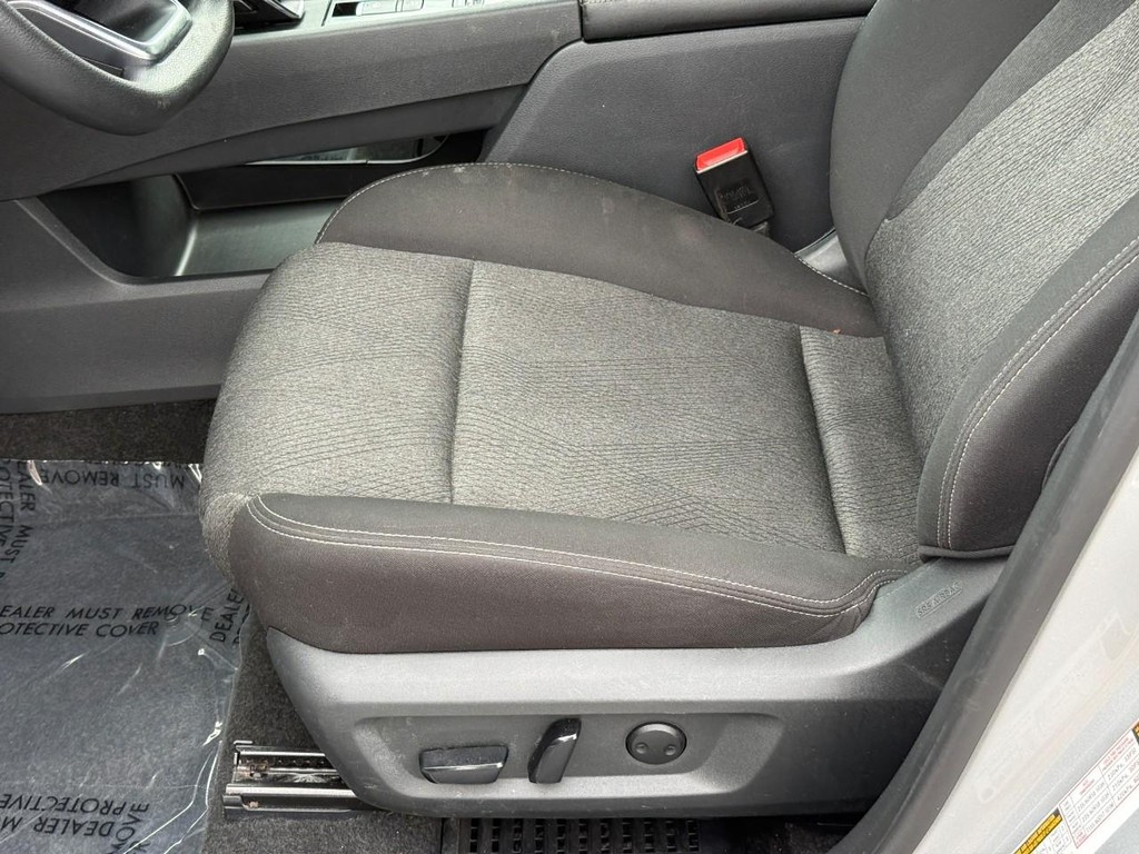 Nissan Rogue Vehicle Full-screen Gallery Image 16