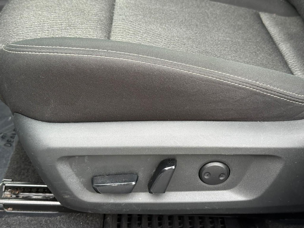 Nissan Rogue Vehicle Full-screen Gallery Image 17