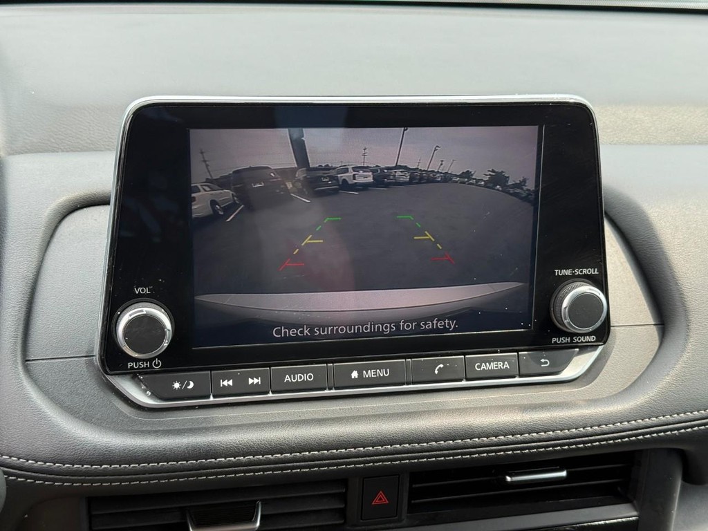 Nissan Rogue Vehicle Full-screen Gallery Image 22