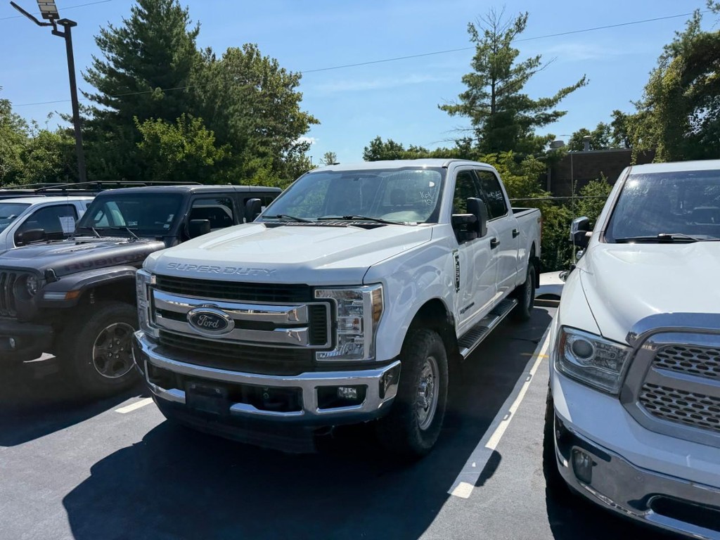 Ford Super Duty F-250 SRW Vehicle Full-screen Gallery Image 02