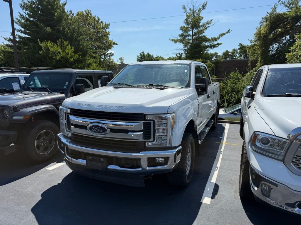 Ford Super Duty F-250 SRW Vehicle Full-screen Gallery Image 03