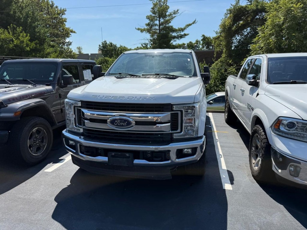 Ford Super Duty F-250 SRW Vehicle Full-screen Gallery Image 05