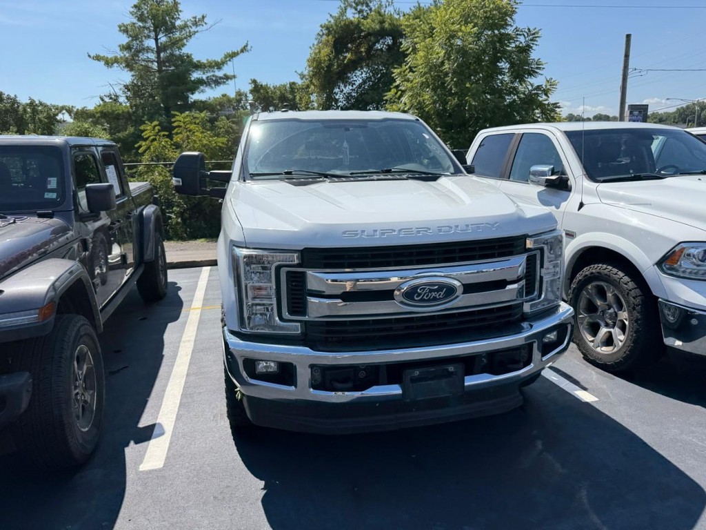Ford Super Duty F-250 SRW Vehicle Full-screen Gallery Image 09