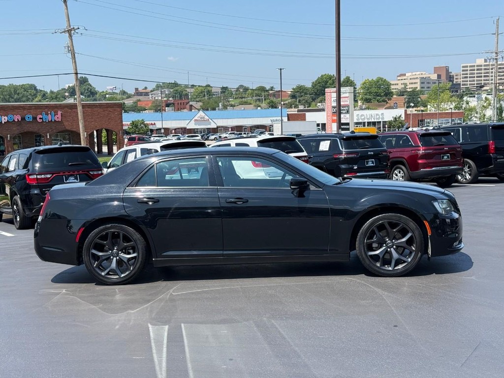 Chrysler 300 Vehicle Full-screen Gallery Image 02